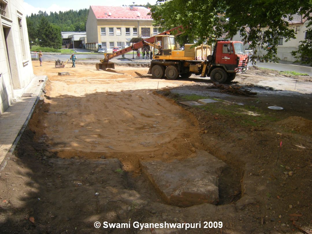 Základy staré stavby na křtinském náměstí při úpatí ambitu (2009).